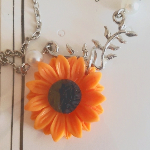 Qiqiluxi Sweet Sunflower Pearl Leaf Pendant Necklace - Picture 4 of 4